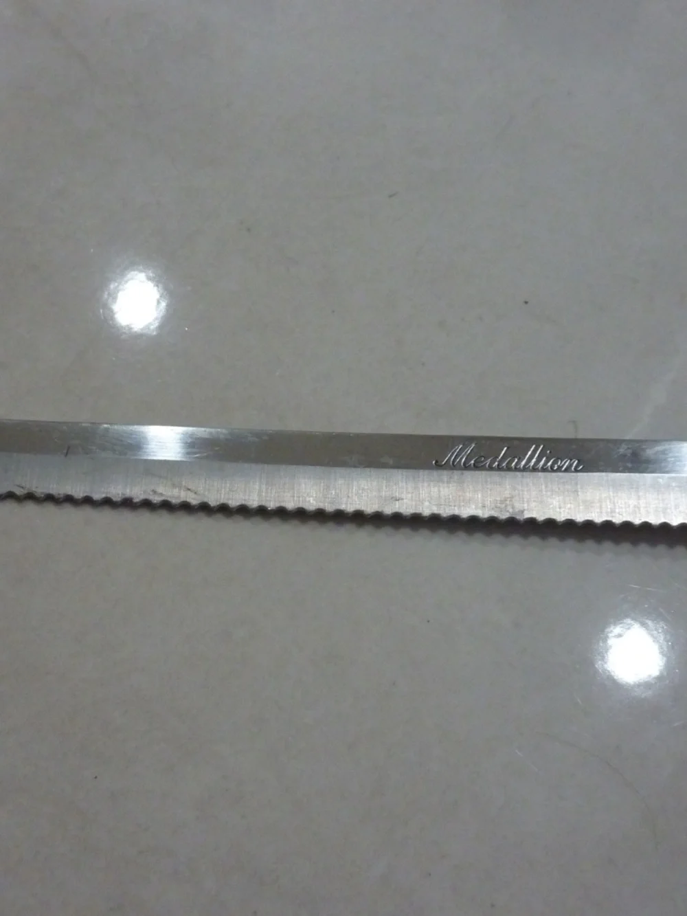 Medallion Stainless Steel Bread or Meat Slicing Knife Full Tang 9